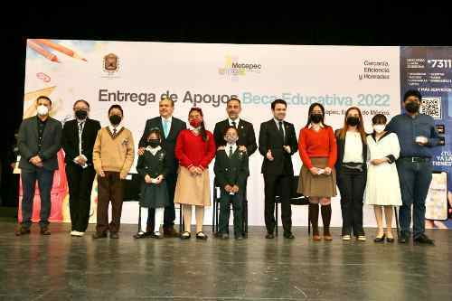 Reciben becas económicas, casi 4 mil estudiantes de Metepec